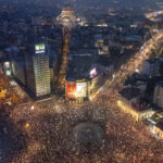 video manifestatie la belgrad sarbii au defilat in tacere la zece luni de la accidentul din novi sad care a declansat proteste masive 68b607bc64d79