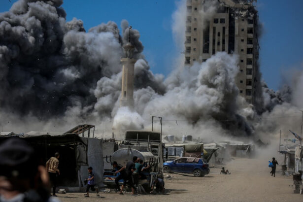 video momentul cand un bloc turn de 14 etaje din gaza se prabuseste dupa bombardamentele israeliene 68bb467e89d2f