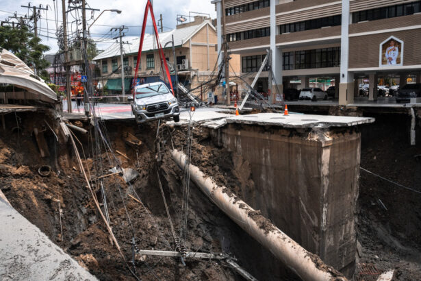 video momentul in care o groapa uriasa inghite o portiune a unei strazi din bangkok 68d3b8351296c