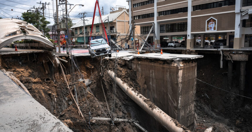 video momentul in care o groapa uriasa inghite o portiune a unei strazi din bangkok 68d3b8351296c