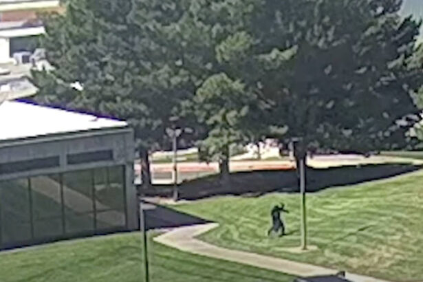 video noi imagini cu atacatorul lui charlie kirk publicate de politie anchetatorii au reconstituit miscarile presupusului asasin 68c3bc10ac45c