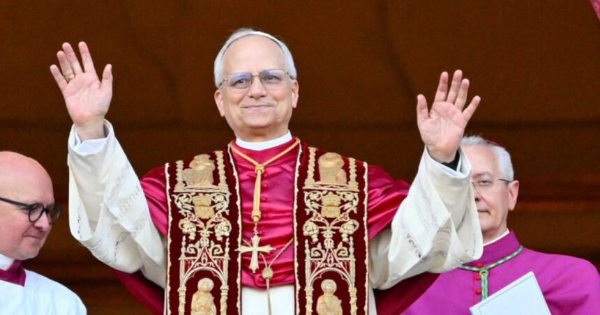 video papa leon implineste astazi 70 de ani suveranul pontif a primit un tort de ciocolata de la portillos din chicago 68c66d13d53c6