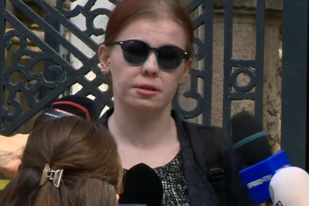 video prima declaratie a femeii prinse cu 6 cutite la intrarea in parlament erau obiecte vechi din perioada sovietica le aveam in portfard 68c41070ef9b4