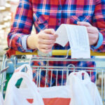 Românii cu venituri mici vor primi bani pentru alimente. Când vor fi încărcate cardurile sociale? 3 video romanii cu venituri mici vor primi bani pentru alimente cand vor fi incarcate cardurile sociale 68c7b7378f2ac