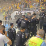video scandal la un meci de futsal romania ungaria de la craiova suporterii s au batut cu jandarmii si au aruncat fumigene pe teren 68d4e2eddd1b9