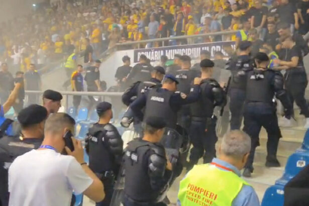 video scandal la un meci de futsal romania ungaria de la craiova suporterii s au batut cu jandarmii si au aruncat fumigene pe teren 68d4e2eddd1b9