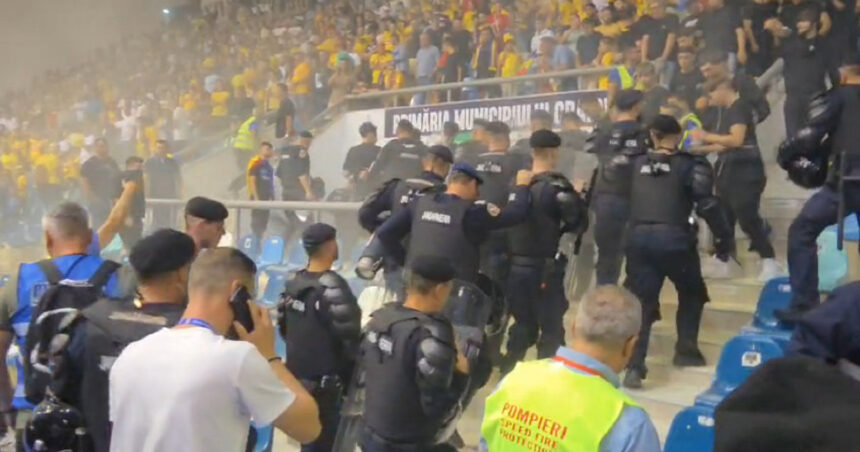 video scandal la un meci de futsal romania ungaria de la craiova suporterii s au batut cu jandarmii si au aruncat fumigene pe teren 68d4e2eddd1b9