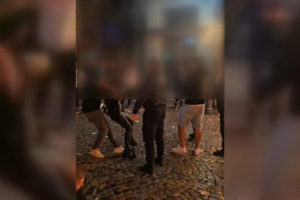 video scene socante in centrul vechi din capitala bodyguarzii unui local au snopit in bataie mai multi tineri de la ce a pornit scandalul 68d916e3db4c7
