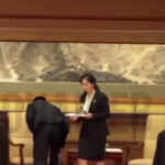 video toate obiectele atinse de kim jong un in china curatate imediat dupa folosire de echipa de securitate 68b863c35ee83