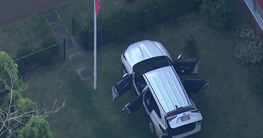 video un barbat a intrat cu masina in portile consulatului rus din sydney au scos armele de foc 68b566018118f