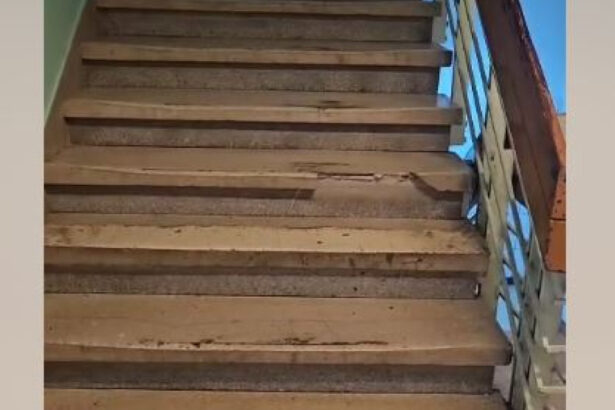 video un pacient a murit la spitalul din resita dupa ce o treapta s a rupt in timp ce barbatul cobora scarile politia a deschis o ancheta 68c812a746531