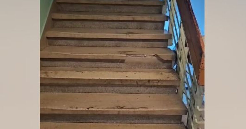 video un pacient a murit la spitalul din resita dupa ce o treapta s a rupt in timp ce barbatul cobora scarile politia a deschis o ancheta 68c812a746531