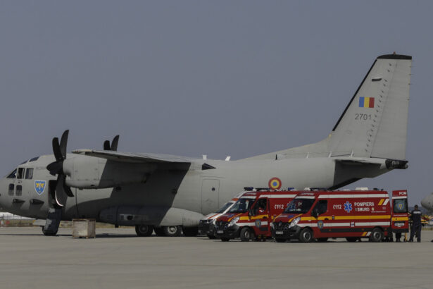 video zece pacienti palestinieni si 28 de membri ai familiilor adusi in romania cu o aeronava militara unii vor fi transferati in belsgia 68cb23064cc5b