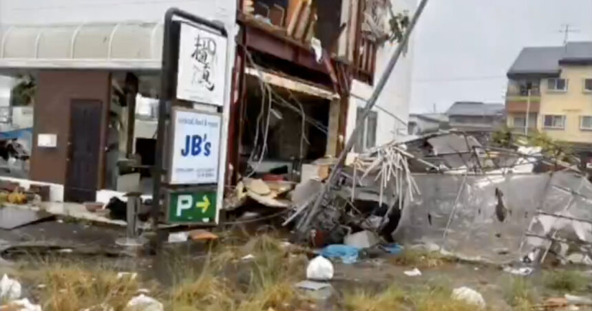 video zeci de raniti in japonia din cauza unui taifun care a lovit coasta de est a tarii 68bbe525898a4