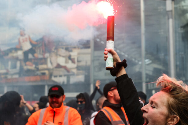 videofoto blocati totul proteste de amploare in franta aproape 300 de persoane arestate ofiterii antirevolta au folosit gaze lacrimogene 68c16980b7043