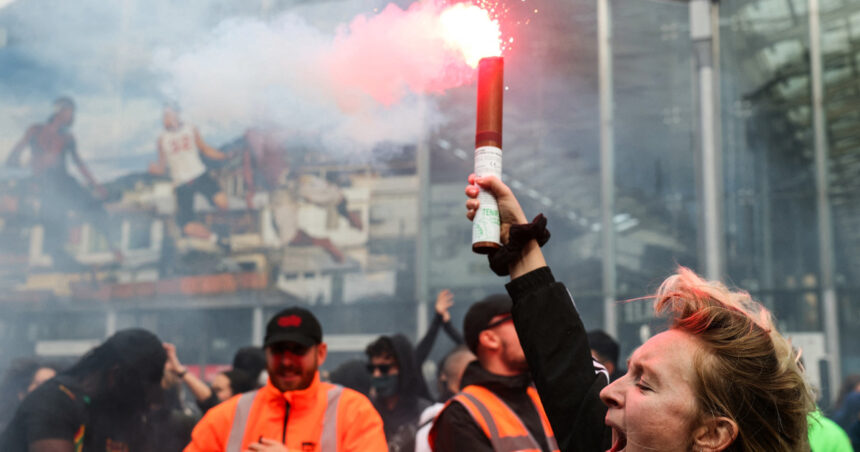 videofoto blocati totul proteste de amploare in franta aproape 300 de persoane arestate ofiterii antirevolta au folosit gaze lacrimogene 68c16980b7043