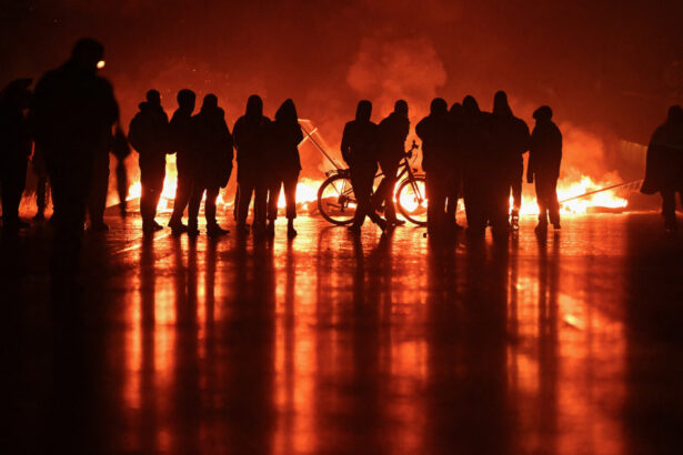 videofoto demonstratii violente in franta impotriva masurilor de austeritate obiecte incendiate baricade ridicate ciocniri cu politia 68c27f9a0df11