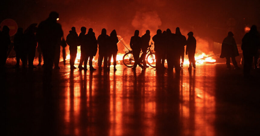 videofoto demonstratii violente in franta impotriva masurilor de austeritate obiecte incendiate baricade ridicate ciocniri cu politia 68c27f9a0df11