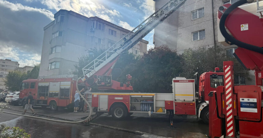 videofoto incendiu puternic la mansarda unui bloc din constanta un barbat in stare grava 68c6e446c96c9