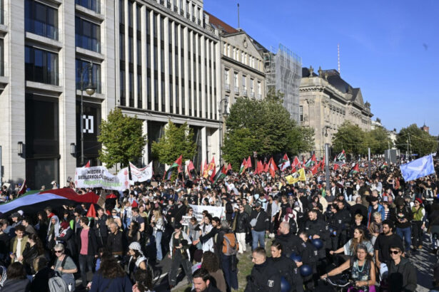 videofoto protest urias la berlin 50 000 de oameni au cerut oprirea razboiului din gaza manifestatii si la geneva stockholm 68d8d05f05f62