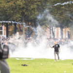 violente la o manifestatie anti imigratie la haga protestatarii au aruncat cu pietre si incendiat masini riposta a jandarmilor 68cec3110f80b