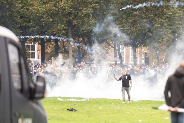 violente la o manifestatie anti imigratie la haga protestatarii au aruncat cu pietre si incendiat masini riposta a jandarmilor 68cec3110f80b