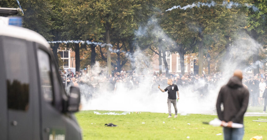 violente la o manifestatie anti imigratie la haga protestatarii au aruncat cu pietre si incendiat masini riposta a jandarmilor 68cec3110f80b