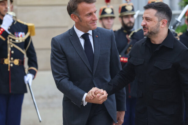 volodimir zelenski a ajuns la paris unde va discuta cu liderii ue din coalitia vointei participantii il vor suna si pe donald trump 68b8aacc095a0