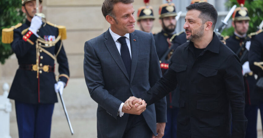 volodimir zelenski a ajuns la paris unde va discuta cu liderii ue din coalitia vointei participantii il vor suna si pe donald trump 68b8aacc095a0