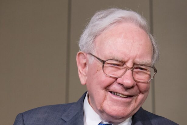 warren buffett si cele 5 carti care te pot transforma lectii pentru viata si investitii 68b54eb3b13f4