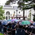 a inceput pelerinajul de sfanta parascheva mii de oameni stau la rand in ploaie pentru a se inchina la moaste 68e78d0c0920f