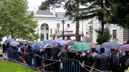 a inceput pelerinajul de sfanta parascheva mii de oameni stau la rand in ploaie pentru a se inchina la moaste 68e78d0c0920f
