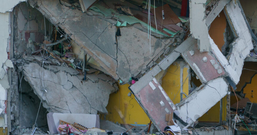 Anchetatorii au identificat epicentrul exploziei din Rahova. „Clădirea este improprie pentru locuit” 1 anchetatorii au stabilit epicentrul exploziei din rahova corpul de cladire este impropriu pentru locuit 6901edf0d949b