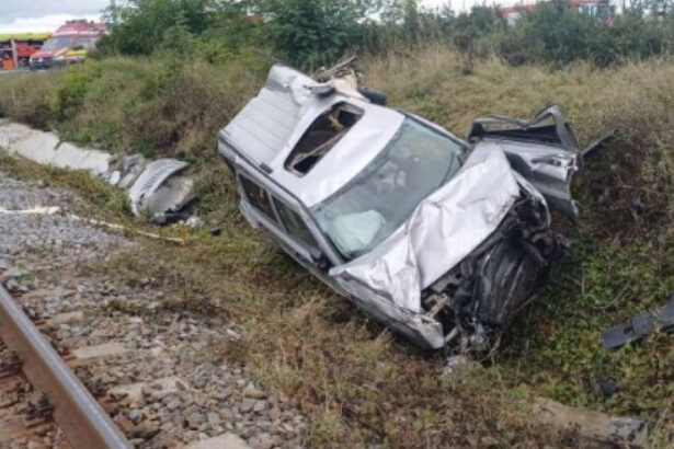 barbat ranit dupa ce masina in care se afla a fost lovita de tren la o trecere la nivel cu calea ferata 68e29ad0dd787