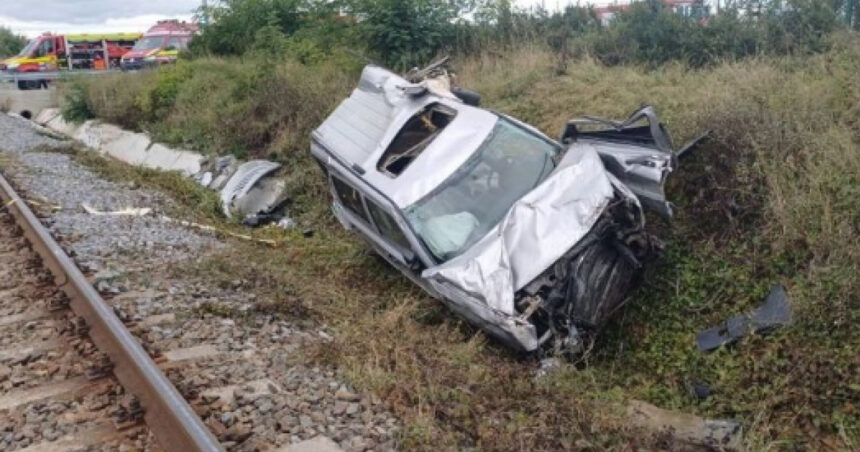 barbat ranit dupa ce masina in care se afla a fost lovita de tren la o trecere la nivel cu calea ferata 68e29ad0dd787