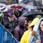bilantul pelerinajului de la iasi de sfanta parascheva 300 000 de participanti in opt zile timpul de asteptare a ajuns si la 15 ore 68f0059ed627d