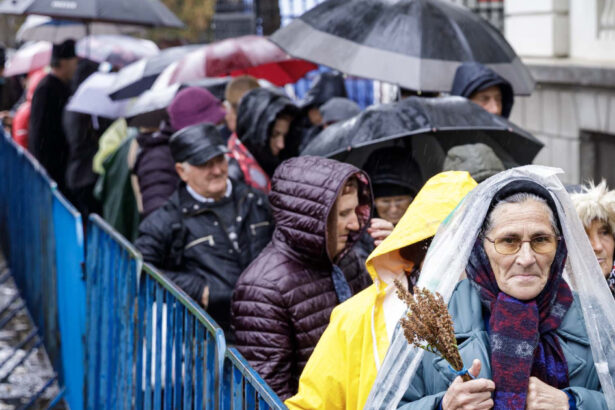 bilantul pelerinajului de la iasi de sfanta parascheva 300 000 de participanti in opt zile timpul de asteptare a ajuns si la 15 ore 68f0059ed627d