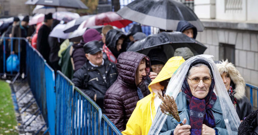 bilantul pelerinajului de la iasi de sfanta parascheva 300 000 de participanti in opt zile timpul de asteptare a ajuns si la 15 ore 68f0059ed627d