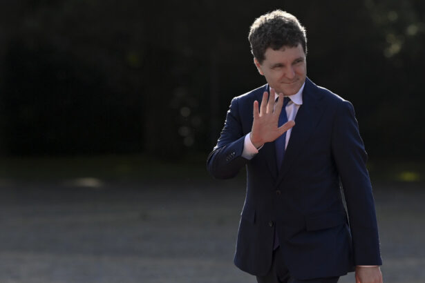 cine sunt oamenii care il consiliaza pe nicusor dan in domenii cheie politica interna relatii externe si probleme economice 68e3e593f1e2e