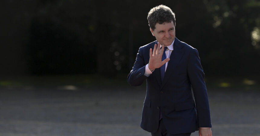 cine sunt oamenii care il consiliaza pe nicusor dan in domenii cheie politica interna relatii externe si probleme economice 68e3e593f1e2e