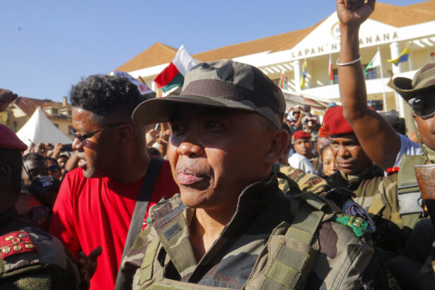 de la inchisoare la palatul prezidential cine este colonelul michael randrianirina noul conducator militar al madagascarului 68f3191592d33