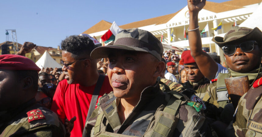 de la inchisoare la palatul prezidential cine este colonelul michael randrianirina noul conducator militar al madagascarului 68f3191592d33