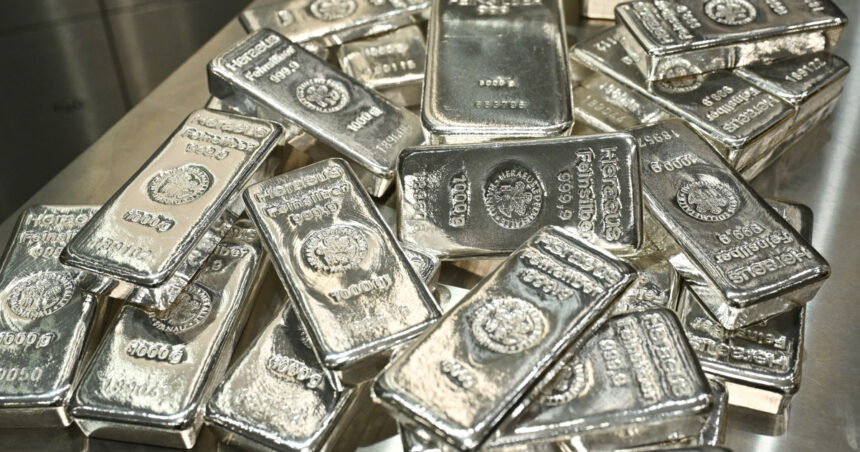 dupa aur si cotatia argintului atinge un nivel record de ce spun analistii ca totusi investitiile in argint nu sunt recomandate 68edea818e421