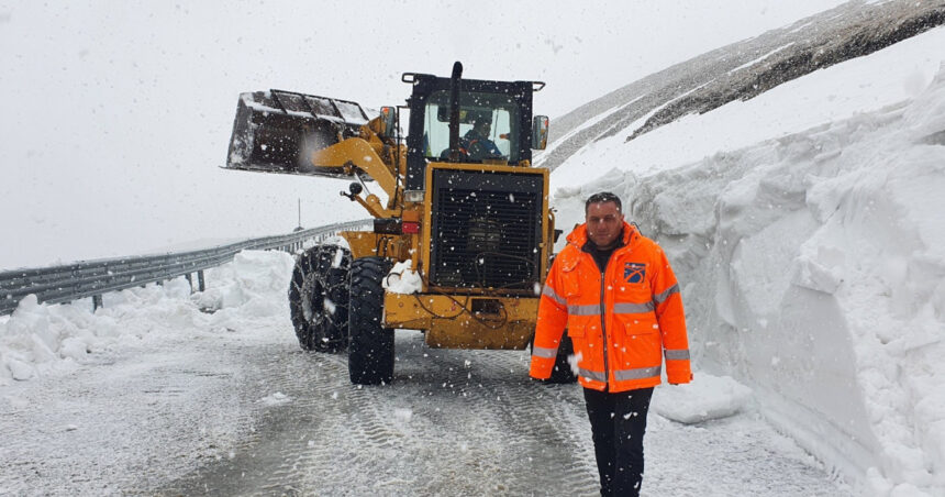 Antreprenorii de pe Transalpina, pregătiți să deszăpezească drumul pe cont propriu: „Avem utilaje și voință”. Reacția CNAIR 1 exclusiv antreprenorii de pe transalpina gata sa deszapezeasca drumul pe cont propriu avem utilaje si vointa reactia cnair 69020570aa387