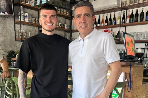 exclusiv are trei fotbalisti pe persoana fizica la nationala si anunta vor mai veni cu siguranta 68f366570dfa0