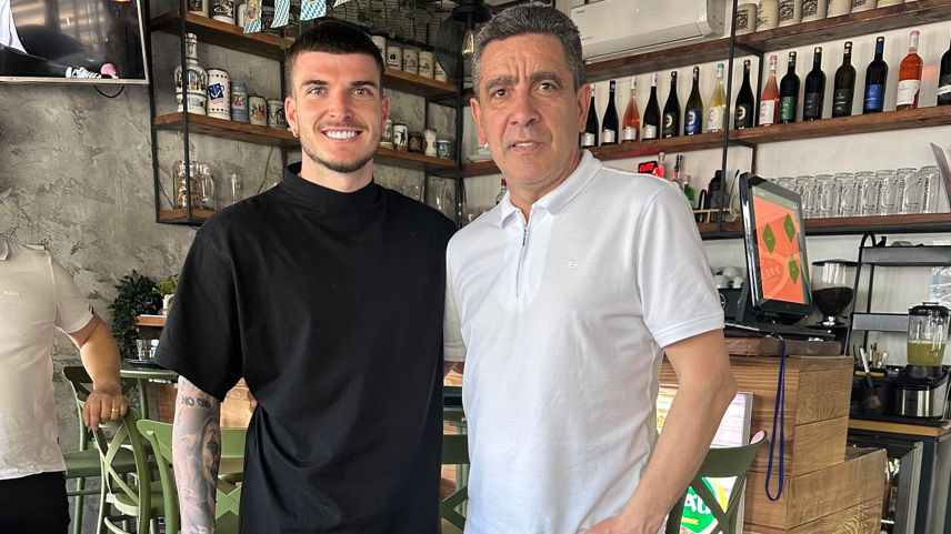 exclusiv are trei fotbalisti pe persoana fizica la nationala si anunta vor mai veni cu siguranta 68f366570dfa0