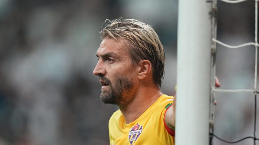foto a fost suspendat sase meciuri dupa ce si a lovit un coechipier si a injurat arbitrul 68dd0ae618ec2