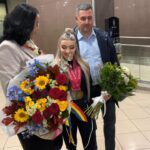 foto la revenirea in romania mihaela cambei tripla medaliata la cm de haltere a dezvaluit secretul performantelor sale 68e4e5cd17bdc