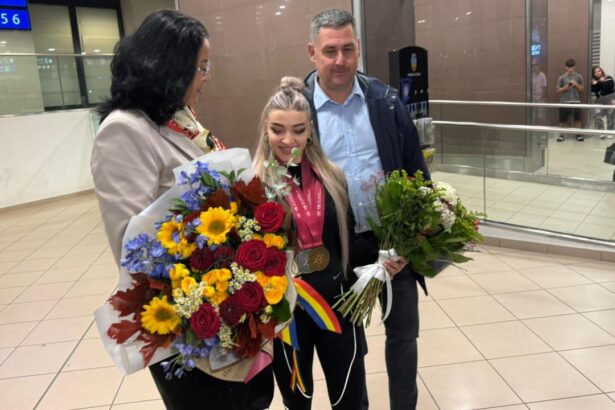 foto la revenirea in romania mihaela cambei tripla medaliata la cm de haltere a dezvaluit secretul performantelor sale 68e4e5cd17bdc