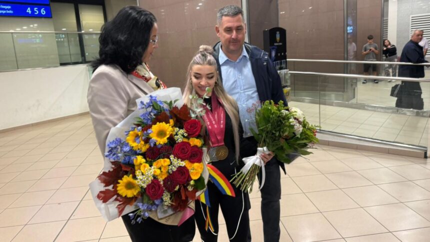 foto la revenirea in romania mihaela cambei tripla medaliata la cm de haltere a dezvaluit secretul performantelor sale 68e4e5cd17bdc